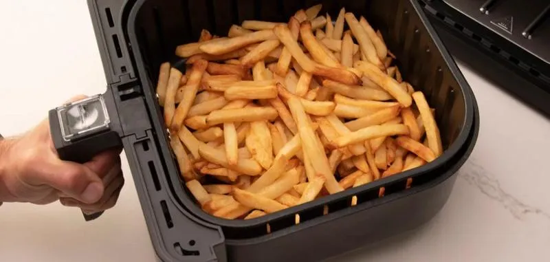 Idealne frytki w frytkownicy beztłuszczowej – jak długo je piec?