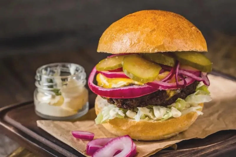 Idealny czas smażenia hamburgerów – ile naprawdę powinny się smażyć?