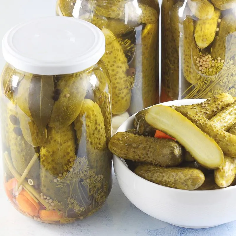 Jakie ogórki wybrać do idealnej sałatki śledziowej?